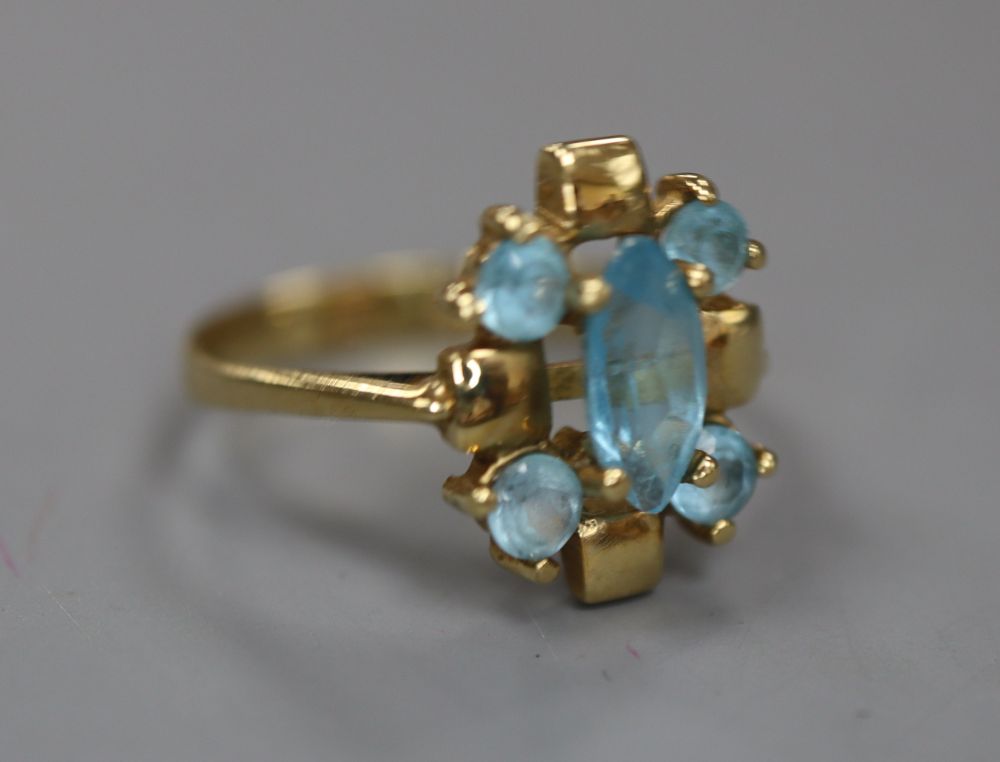 A modern 585 and blue topaz cluster dress ring, size J/K, gross 2.8 grams.